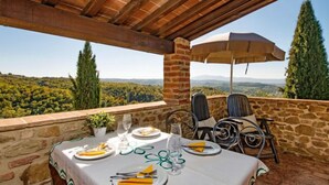 Un tavolo apparecchiato per due con vista su un paesaggio montuoso.