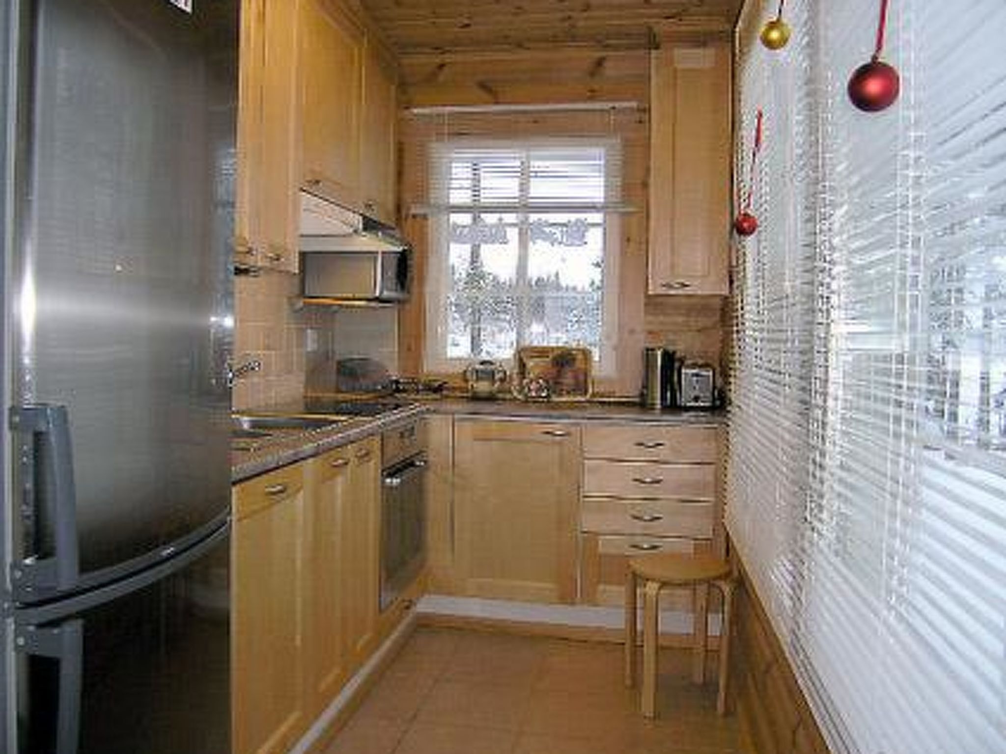 Refrigerador, microondas, lavavajillas y utensilios de cocina 