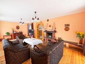 TV, fireplace