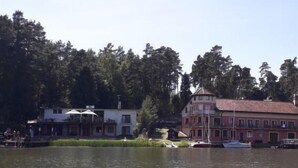 Vista panorámica de un lago con edificios y barcos.