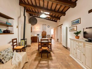 Fernseher, Kamin, Tischfußball