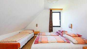 4 bedrooms, iron/ironing board