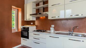 Kühlschrank, Ofen, Geschirrspüler, Kochgeschirr/Geschirr/Besteck