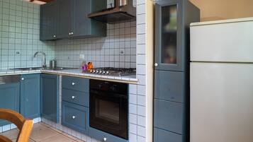 Kühlschrank, Mikrowelle, Ofen, Geschirrspüler