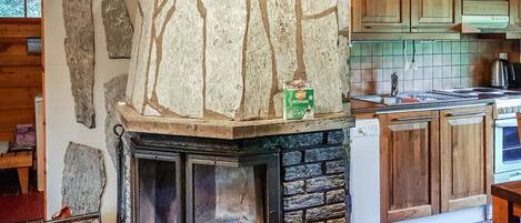 Kühlschrank, Mikrowelle, Geschirrspüler, Kochgeschirr/Geschirr/Besteck