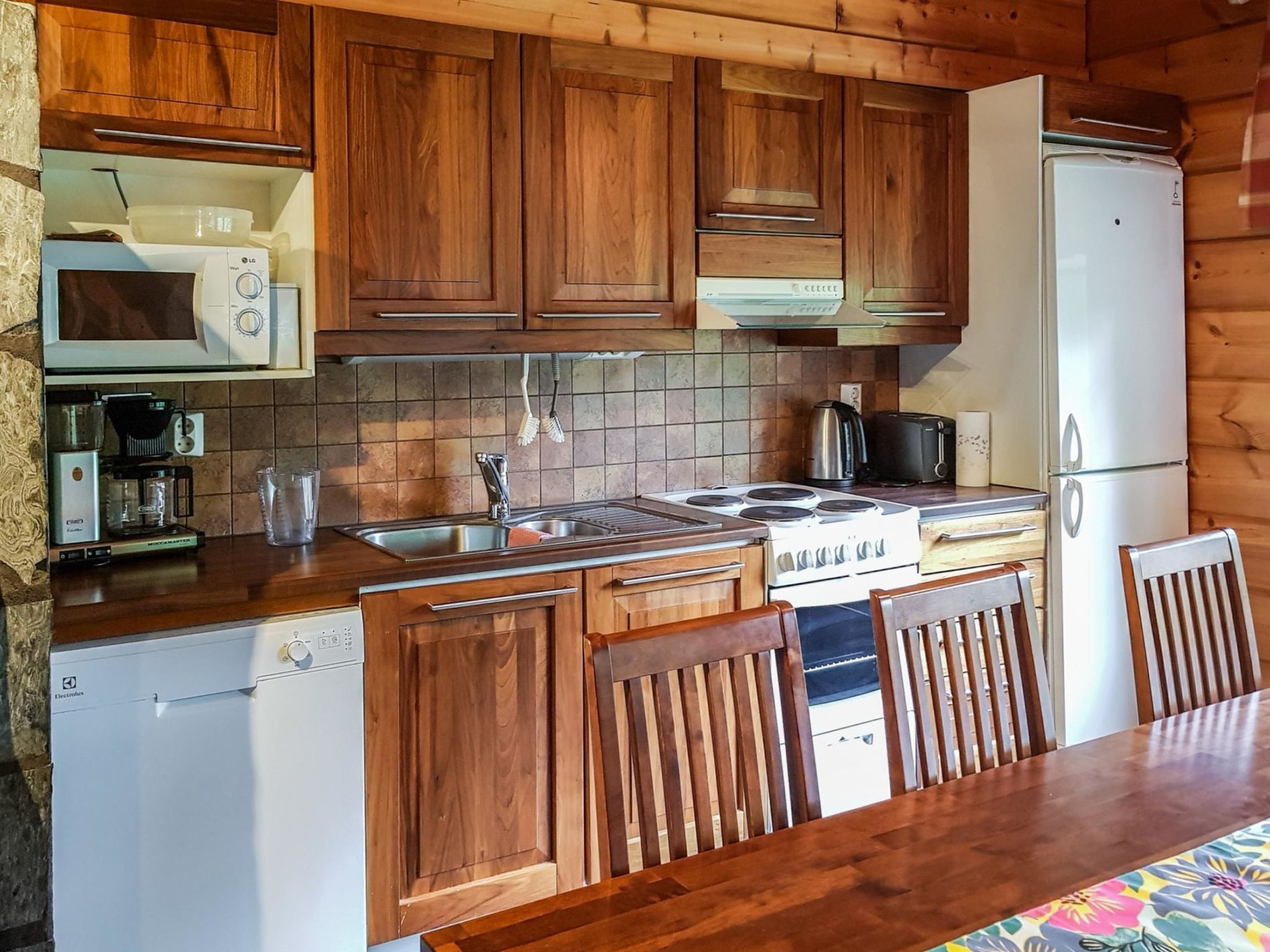 Kühlschrank, Mikrowelle, Geschirrspüler, Kochgeschirr/Geschirr/Besteck