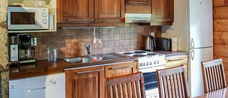 Fridge, microwave, dishwasher, cookware/dishes/utensils