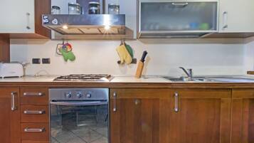 Kühlschrank, Ofen, Toaster, Hochstuhl