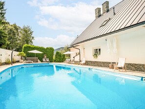 Lämmitetty uima-allas
