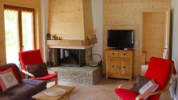 Fernseher, Kamin, DVD-Player