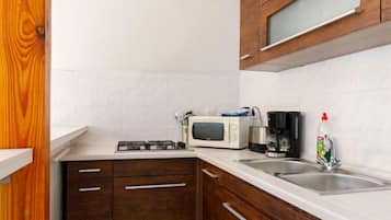 Fridge, microwave, cookware/dishes/utensils