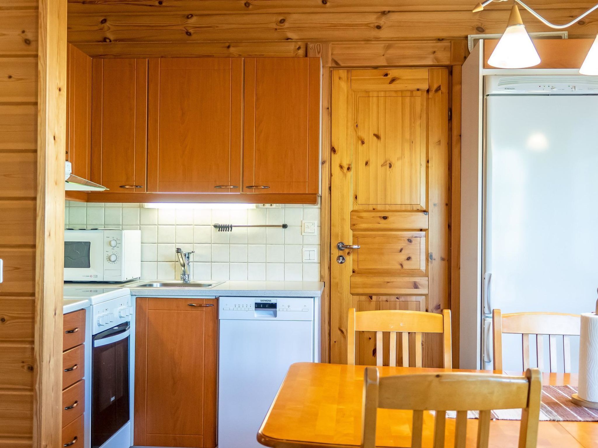 Jääkaappi, mikroaaltouuni, astianpesukone, syöttötuoli