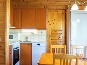 Cocina compacta con armarios de madera, lavavajillas Siemens, microondas y horno Siemens.