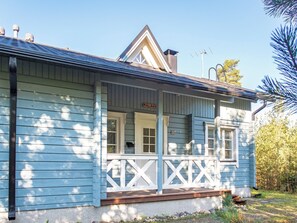A light blue wooden building with a white porch and a sign that reads 'MALAKII'. - Klz 3. malakiitti by Interhome (Sotkamo)
