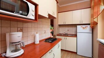 Kühlschrank, Mikrowelle, Kochgeschirr/Geschirr/Besteck