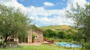 A stone building with a pool, surrounded by lush greenery and hills. - Val d'Orcia by Interhome (Radicofani)