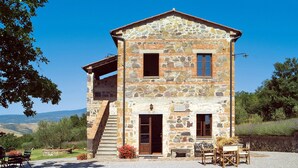 A stone building with a staircase, a door, and a window. - Val d'Orcia by Interhome (Radicofani)