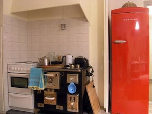 Refrigerador, microondas, lavavajillas y utensilios de cocina 
