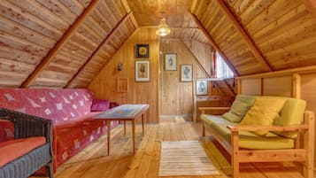 Una televisión, una chimenea