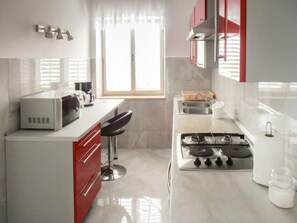 Kühlschrank, Mikrowelle, Geschirrspüler, Kochgeschirr/Geschirr/Besteck