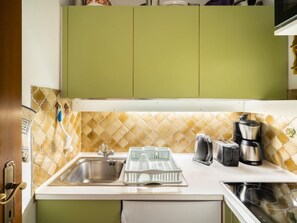 Fridge, cookware/dishes/utensils