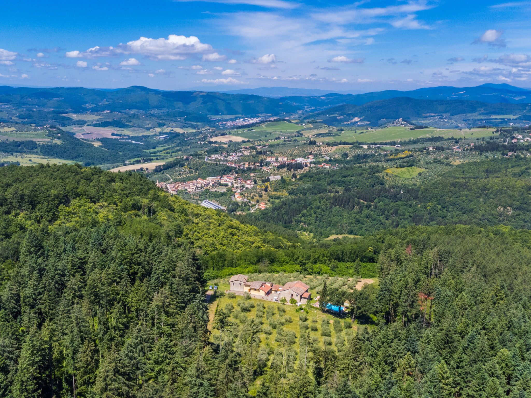 Una vista panorámica de un paisaje montañoso con un pueblo enclavado en el valle.