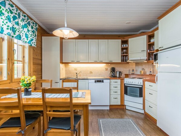 ثلاجة، ميكروويف، غسالة أطباق، مستلزمات طهي/أطباق/أوعية