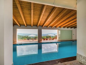 Piscina coperta, una piscina riscaldata