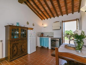 Frigorifero, forno, pentole/stoviglie/utensili, tavolo da pranzo