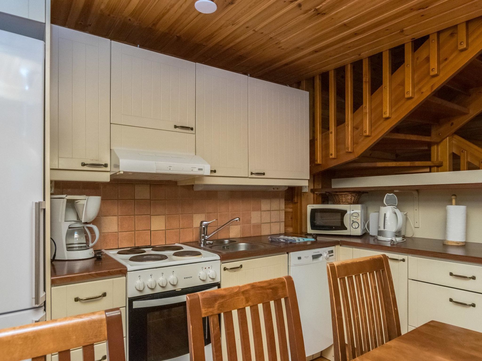 Kühlschrank, Mikrowelle, Geschirrspüler, Kochgeschirr/Geschirr/Besteck