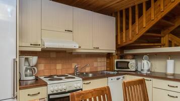 KĂŒhlschrank, Mikrowelle, GeschirrspĂŒler, Kochgeschirr/Geschirr/Besteck