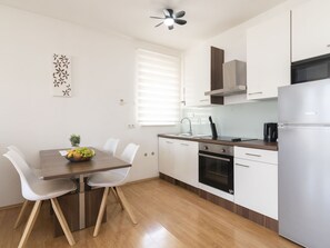 Fridge, microwave, dishwasher, cookware/dishes/utensils - Apartment Anđa by Interhome (Trogir/Slatine)