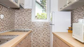 Réfrigérateur, batterie de cuisine, vaisselle et ustensiles