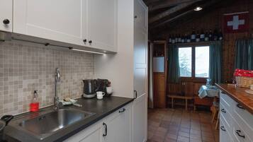 Kühlschrank, Mikrowelle, Geschirrspüler, Hochstuhl