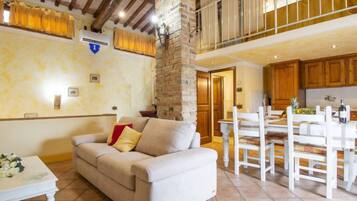 Fernseher, Kamin, DVD-Player