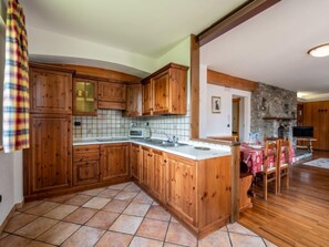 Réfrigérateur, four, batterie de cuisine, vaisselle et ustensiles