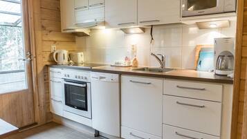 Jääkaappi, mikroaaltouuni, astianpesukone, syöttötuoli