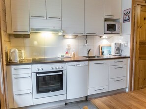 Refrigerador, microondas, lavavajillas, silla alta para bebés