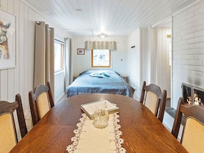2 bedrooms, iron/ironing board, internet