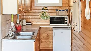 Fridge, microwave, dishwasher, cookware/dishes/utensils
