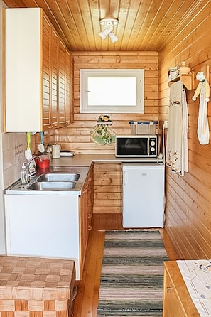 Fridge, microwave, dishwasher, cookware/dishes/utensils