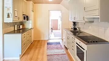 Een koelkast, een microgolfoven, een vaatwasser