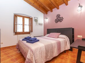 4 bedrooms, iron/ironing board, Internet
