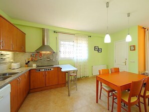 Frigorífico, microondas, horno y lavavajillas