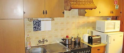 Refrigerador, microondas, horno y utensilios de cocina