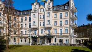 A large, historic hotel with multiple floors, a central entrance, and a well-maintained lawn in front. - Sun Palace Wellness Hotel Marianske Lazne (Marianske Lazne)