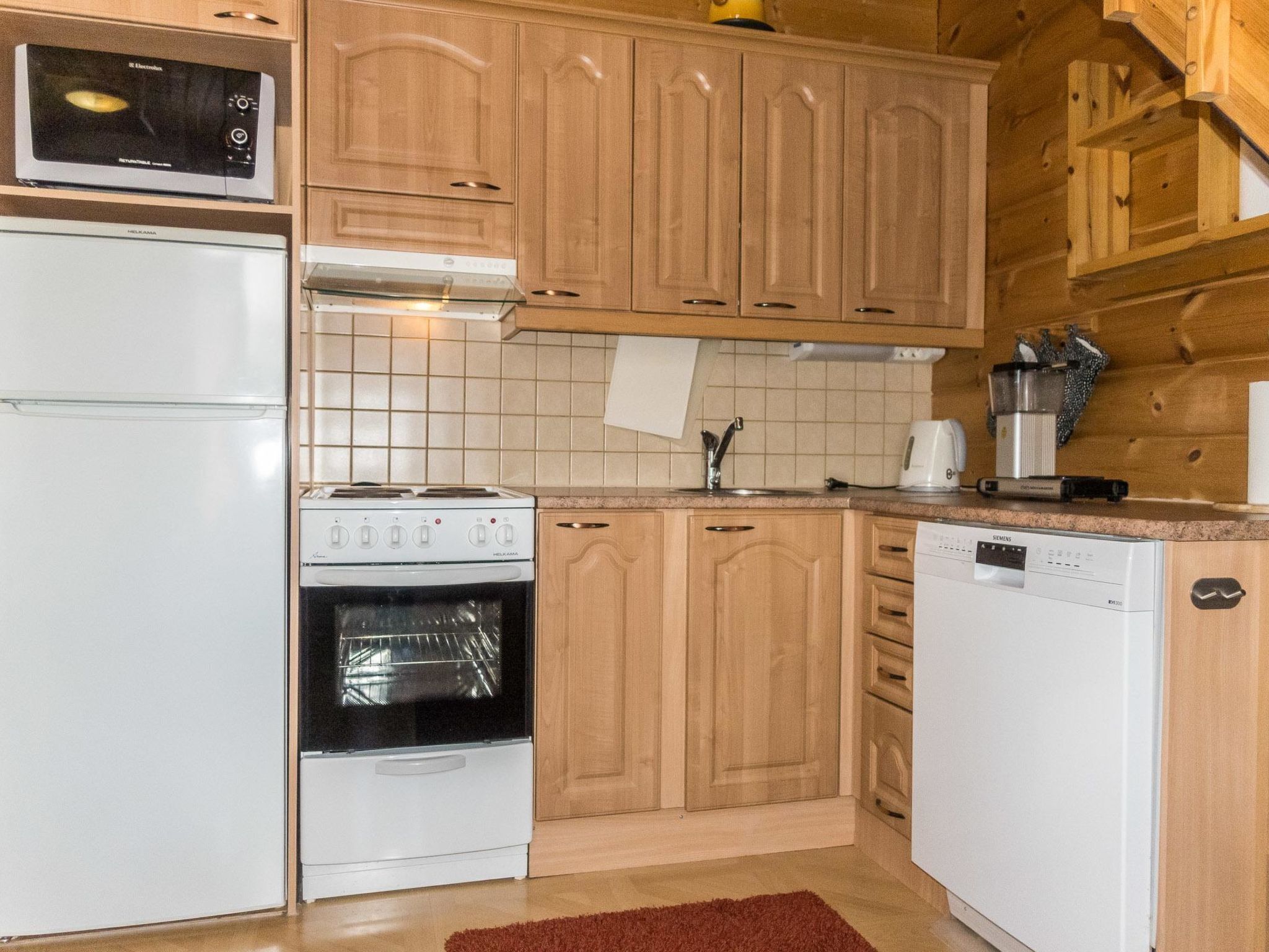 Kylskåp, mikrovågsugn, diskmaskin och grytor/köksredskap