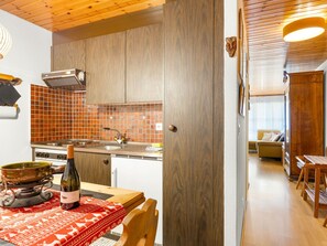 Kühlschrank, Ofen, Kochgeschirr/Geschirr/Besteck