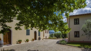 A quiet street with traditional buildings, a gravel path, and greenery. - Leonardo - Borgo Fontana by Interhome (Vinci)