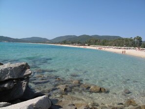 Una spiaggia nelle vicinanze